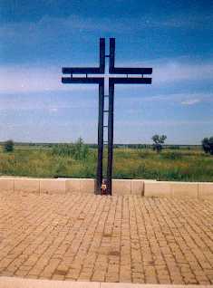  Kreuz als Mahnmal auf dem deutschen Friedhof.